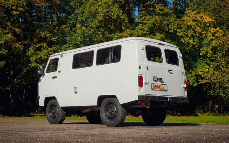 Uaz Bukhanka 2206 - LANDiMPORT Uaz Bukhanka 2206 - LANDiMPORT